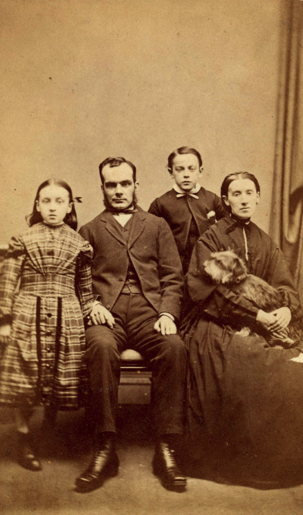John Traill y su família con Greyfriars Bobby